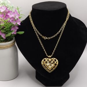Vintage AVON 1993 Capture Your Heart Gold-Toned Necklace With‎ Three Faux Pearls